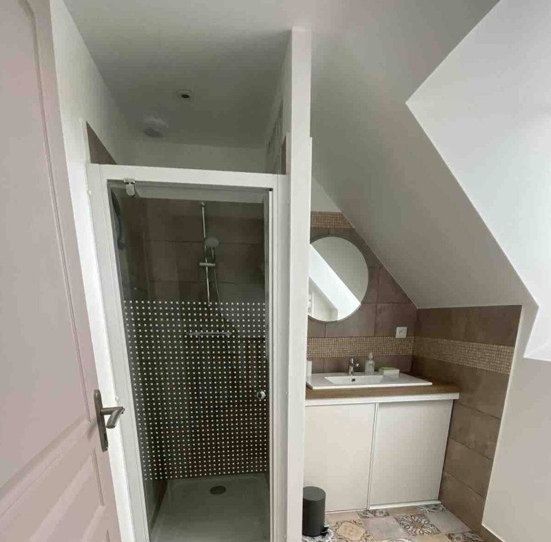 Salle d'eau avec douche à l'étage