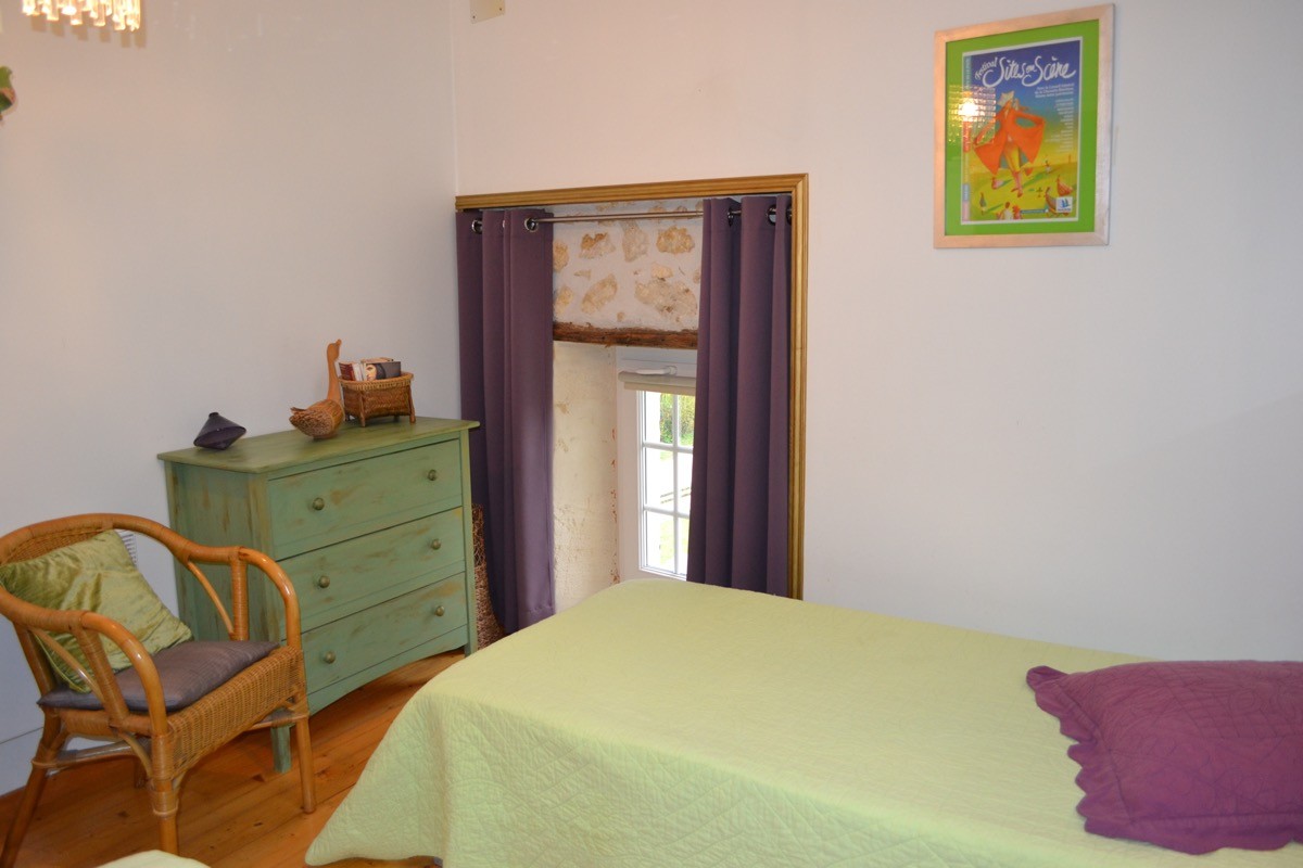 Une chambre avec deux lits