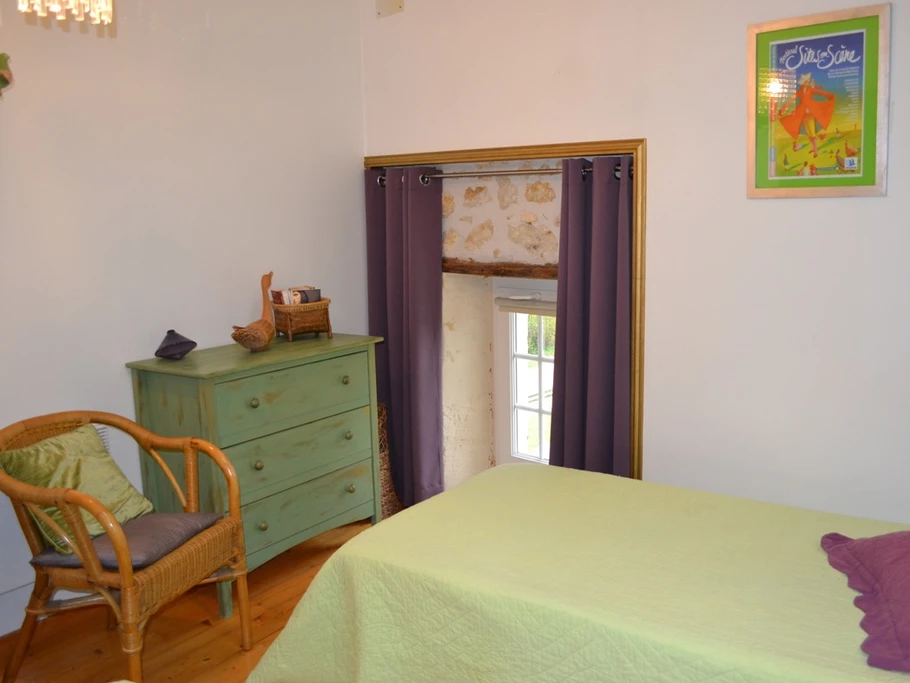 Une chambre avec deux lits