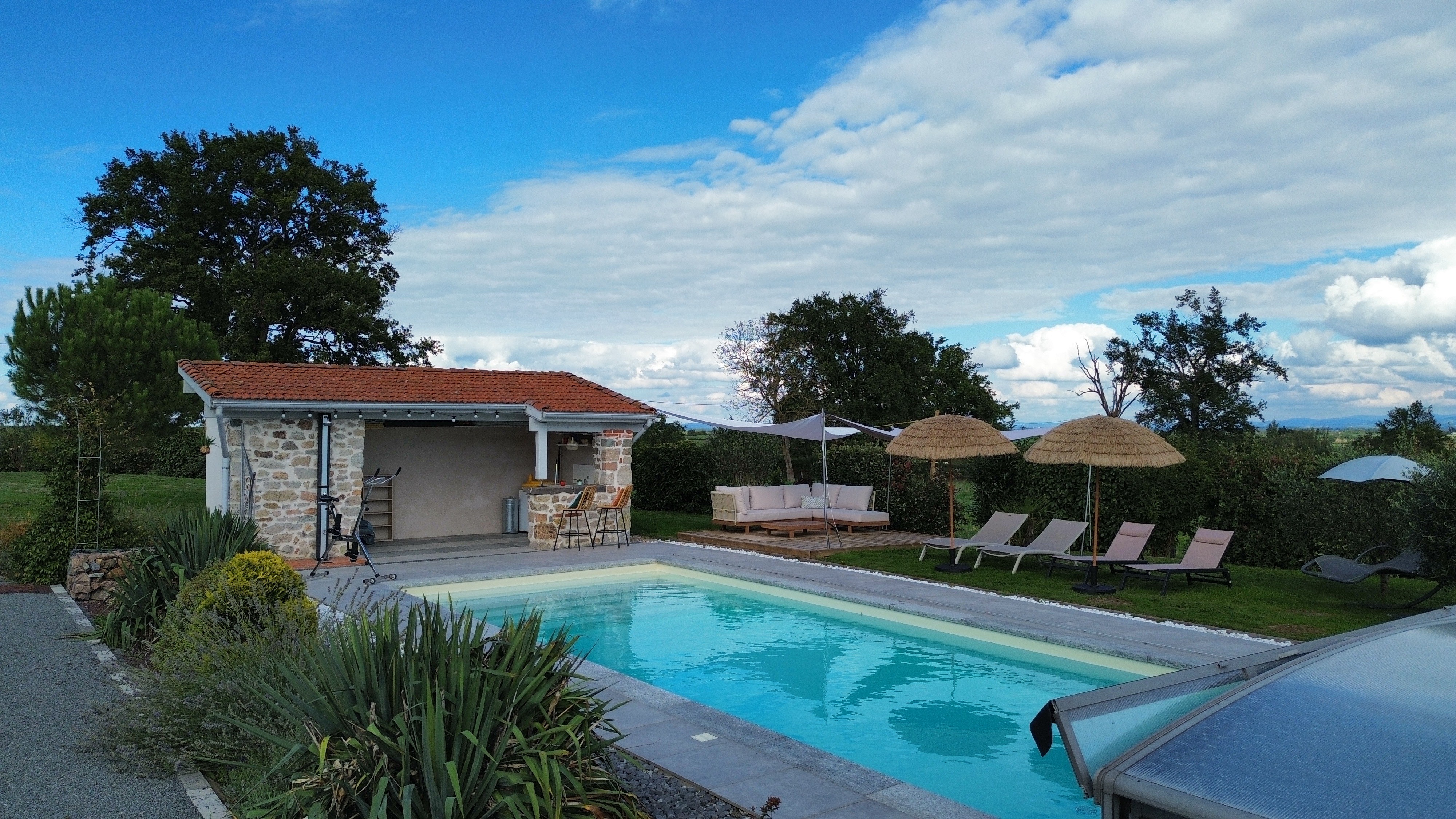 Le Logis de Ecuries, Renaison : la piscine et sa cuisine d'été