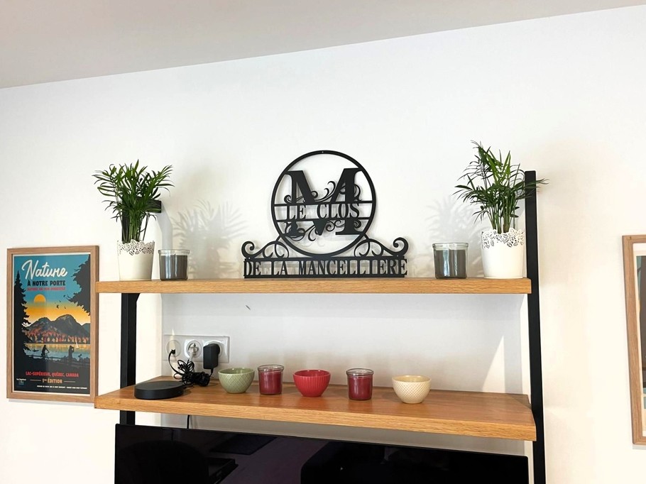 Enseigne personnalisée à l'effigie du gîte de La Mancellière, qui porte le nom du lieu-dit.