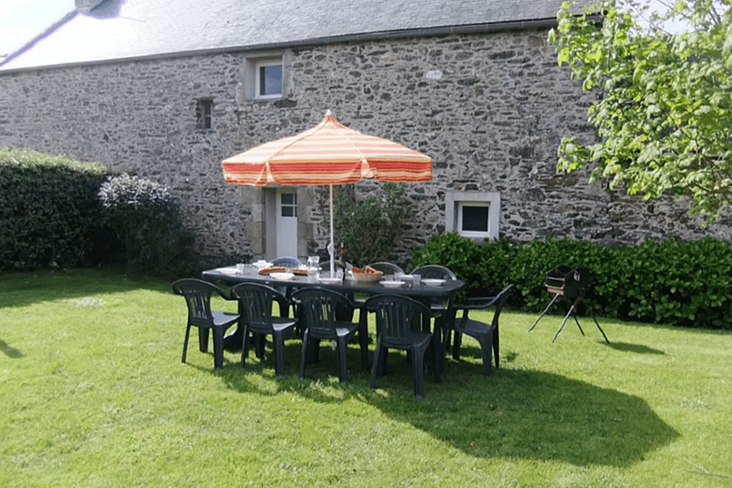 Grand jardin clos privatif de 700 m² à l'arrière de la maison