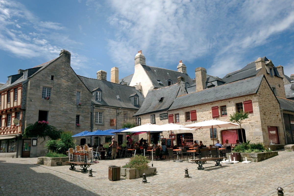 Place au beurre avec ses  crêperies à Quimper