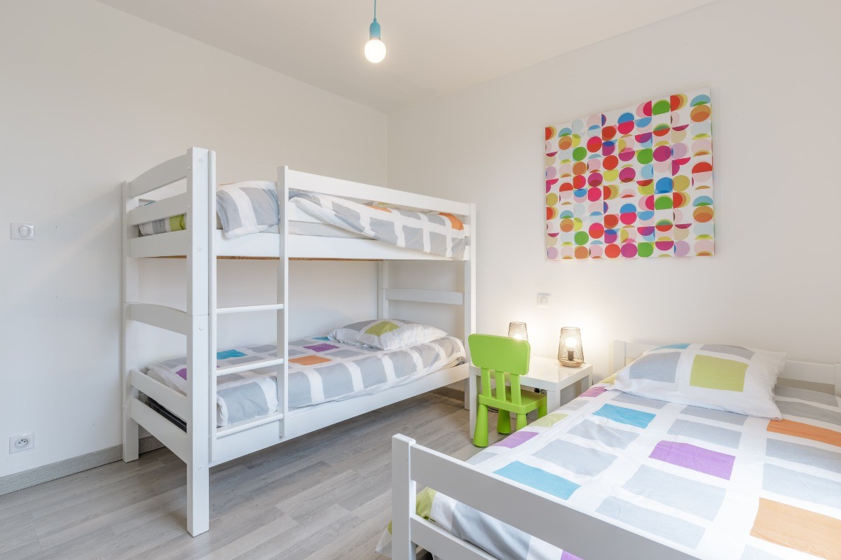 Chambre 3 avec 3 lits 90*190 avec grand placard et jeux de société