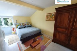 La chambre avec lit 160 fenêtre ici côté jardin