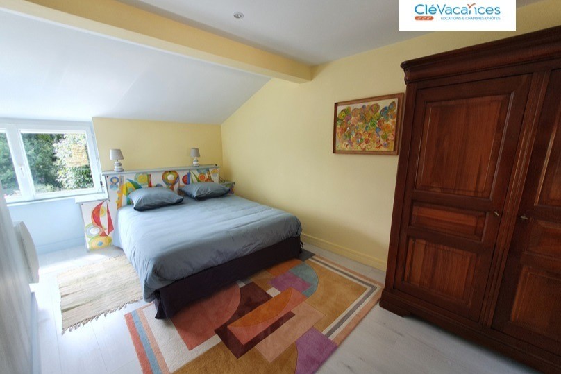 La chambre avec lit 160 fenêtre ici côté jardin