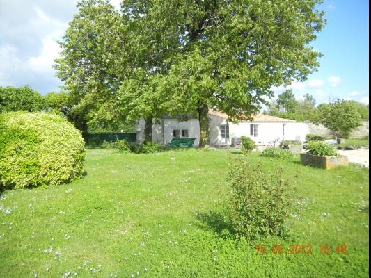 Gîte Les Chênes accès PMR vu du parc, à St Mard, Charente maritime