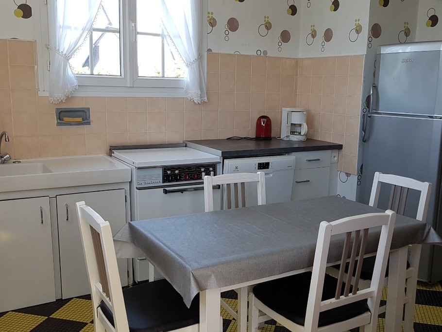 Cuisine indépendante, aménagée et bien équipée. Accès direct de la cuisine sur la terrasse