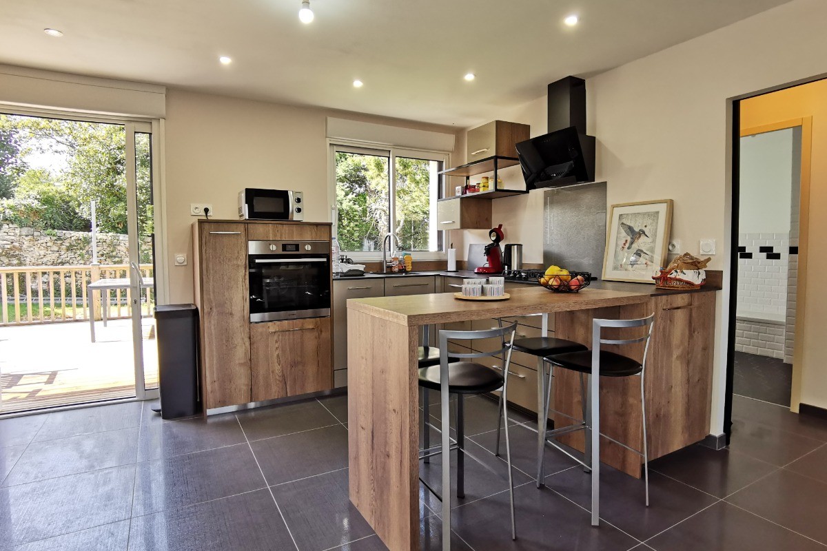 espace cuisine avec accès sur la grande terrasse