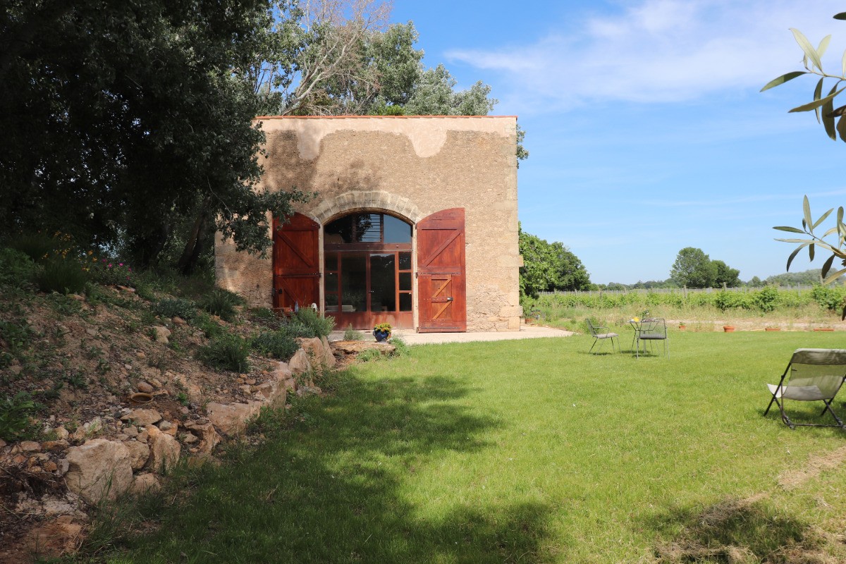A l'extérieur, le gîte est entouré de vignes et d'olivier, avec des coins ensoleillées et d'autres ombragés.
