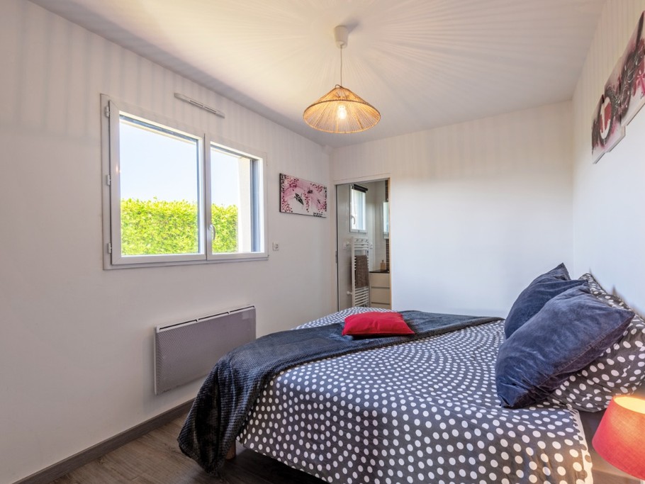 RDC: Chambre 2 avec Lit 160 avec salle d'eau et WC privatifs