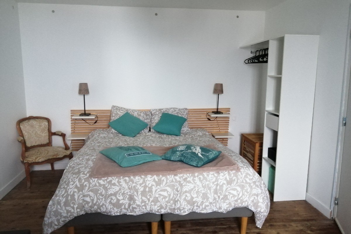 Étage 1 : chambre 2 avec lit 160 x 200 ( ou deux lits 80x200) avec douche privative