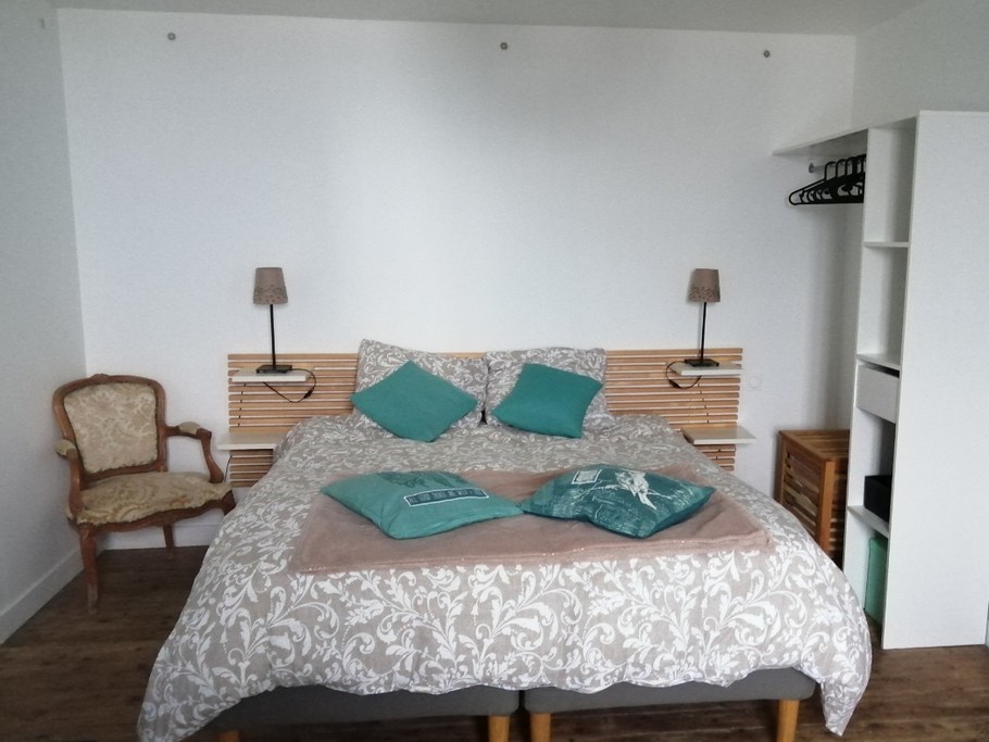 Étage 1 : chambre 2 avec lit 160 x 200 ( ou deux lits 80x200) avec douche privative