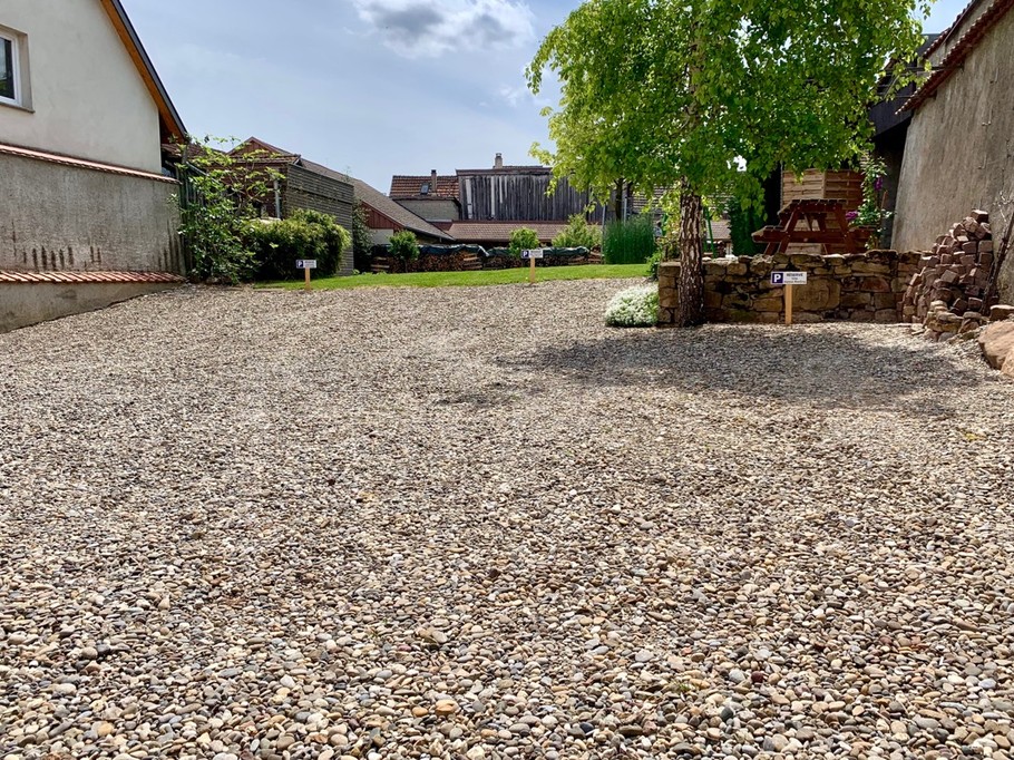 Ici, votre place de parking privée dans la cour fermée à l'arrière de la propriété