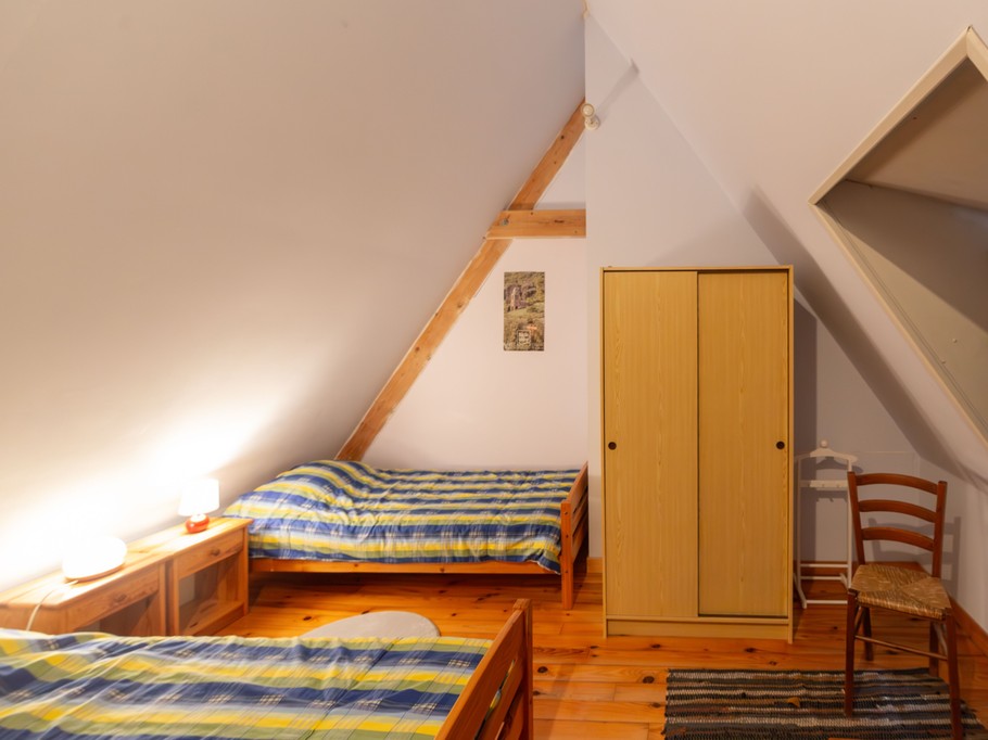 Chambre 2ème étage mansardée : 2 lits 1 pers. en 90x190 cm
