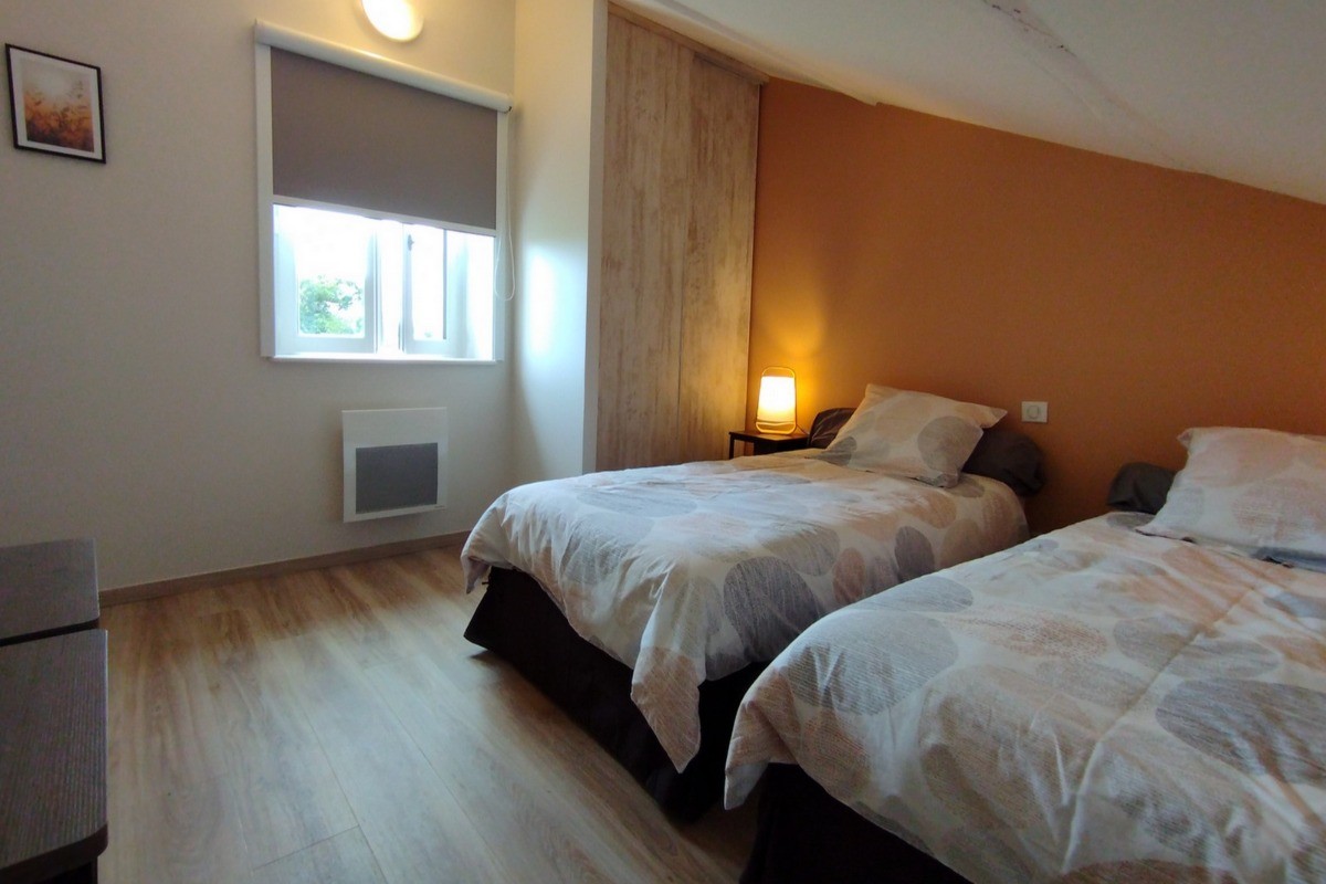 chambre 2 à l'étage