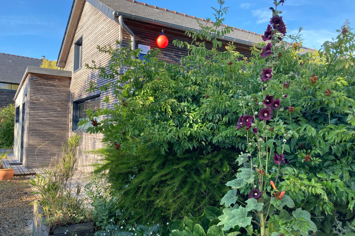 Petit jardin d'agrément prolonge la terrasse et vous abrite d'une rue au demeurant très calme
