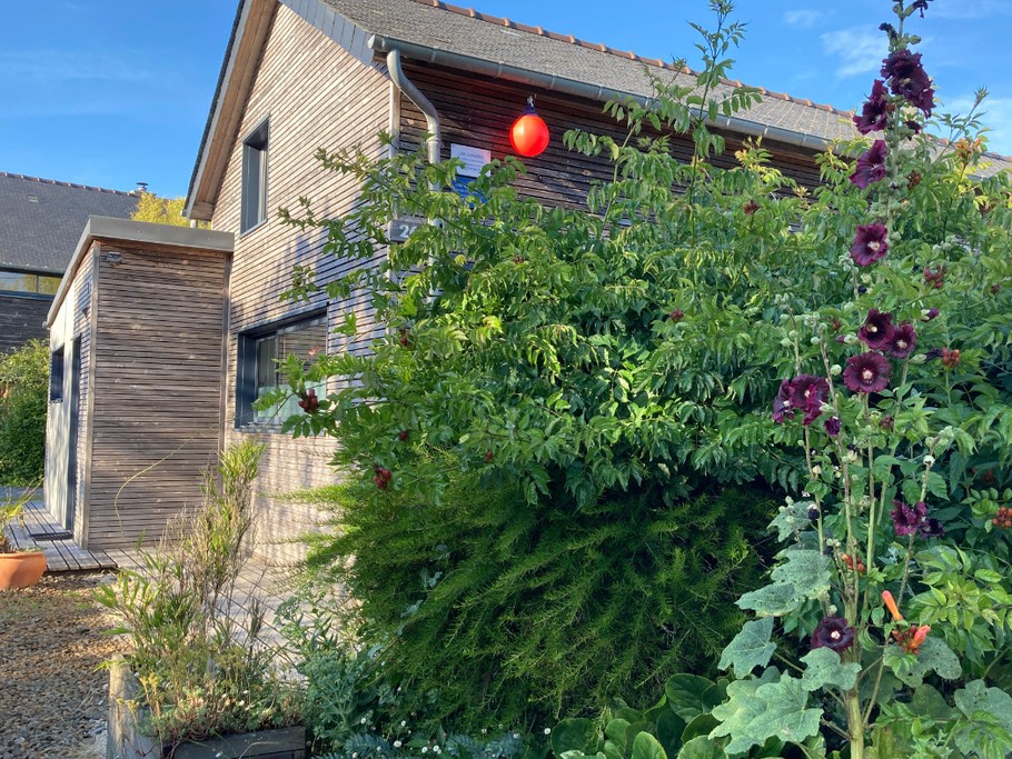 Petit jardin d'agrément prolonge la terrasse et vous abrite d'une rue au demeurant très calme