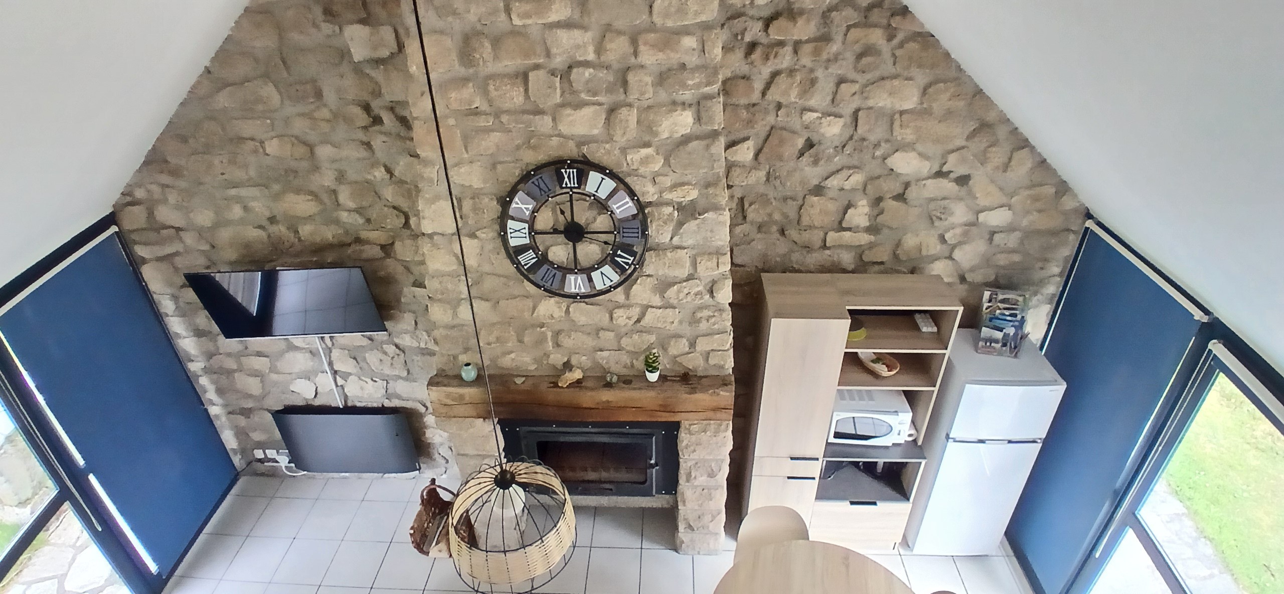 Etang de Farges, Saint Germain près Herment, Chalet Bleu - Pièce de vie avec cuisine, salon/salle à manger et cheminée
