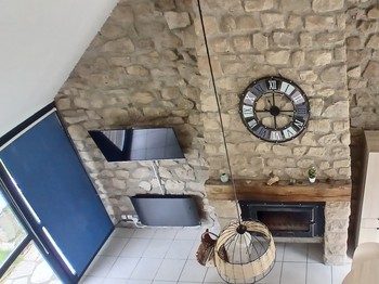 Etang de Farges, Saint Germain près Herment, Chalet Bleu - Pièce de vie avec cuisine, salon/salle à manger et cheminée