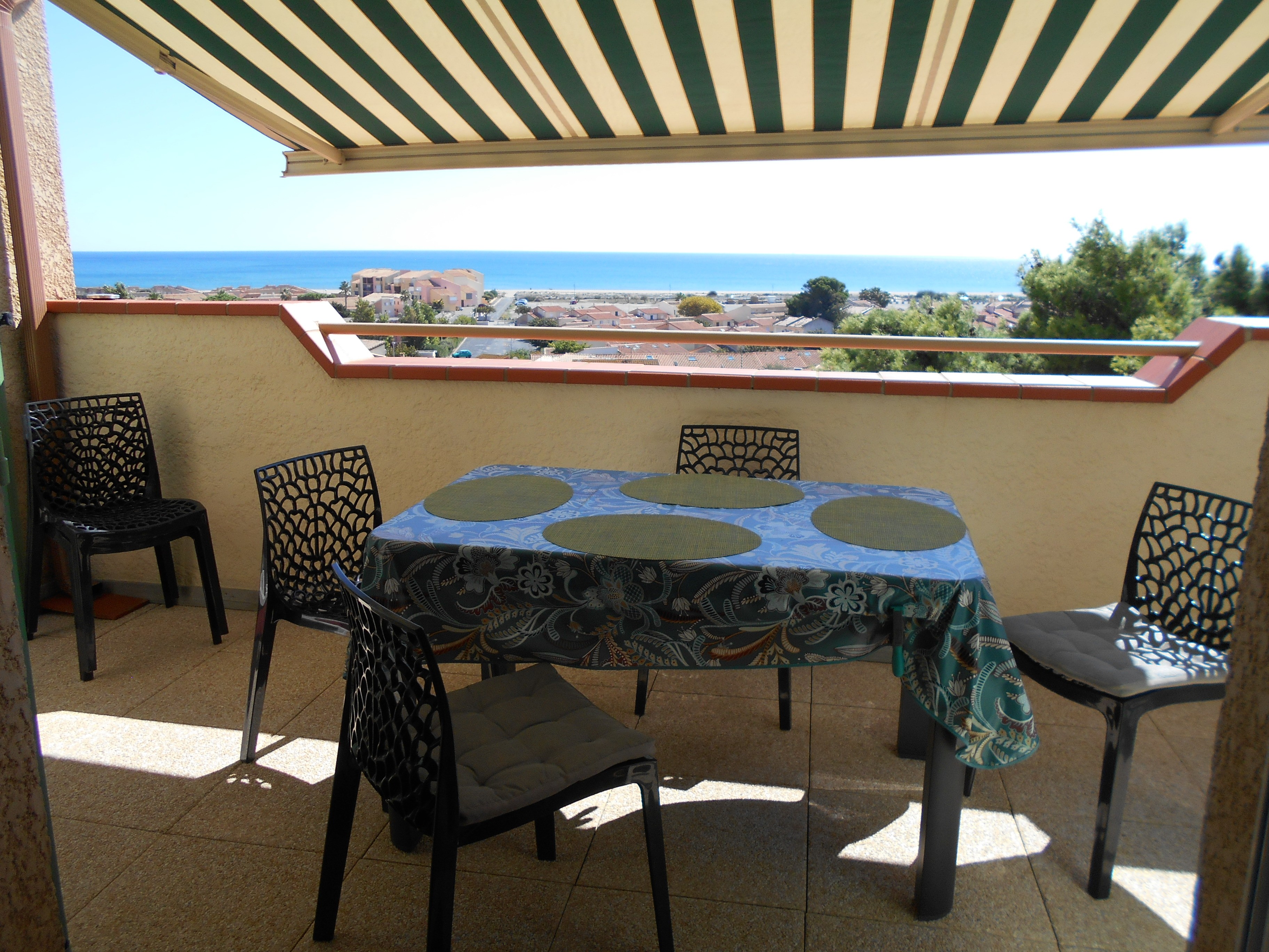 Terrasse avec table à rallonges pour 6 personnes