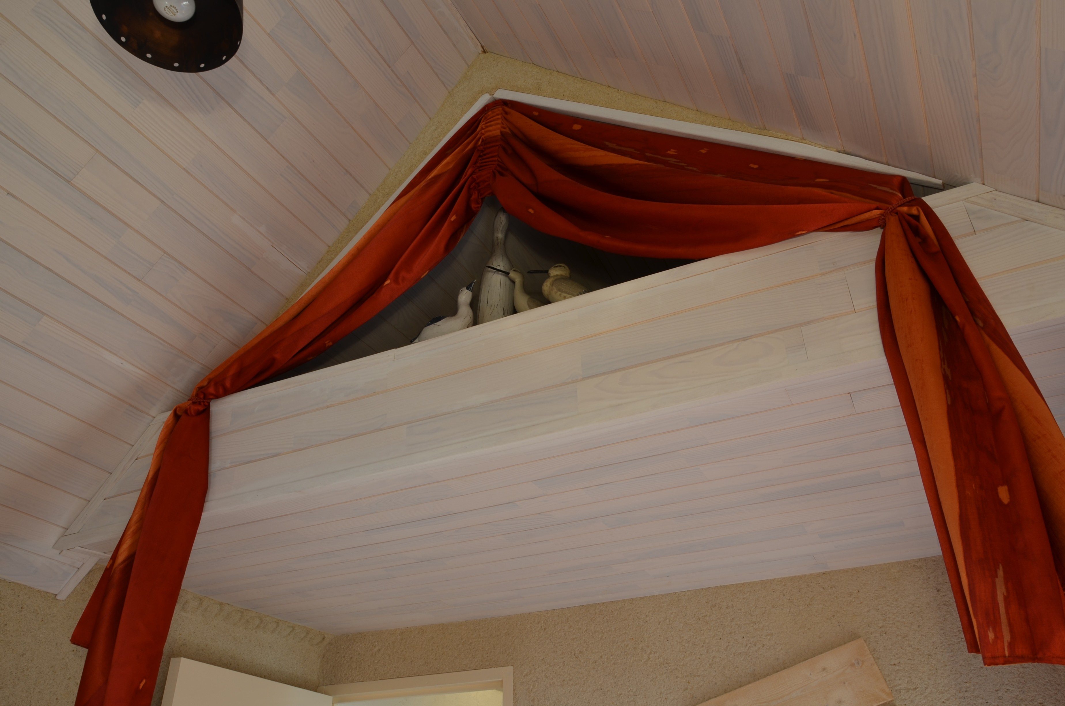 Chambre au RDC avec un lit 90x190 cm et rangements. Belle hauteur sous plafond