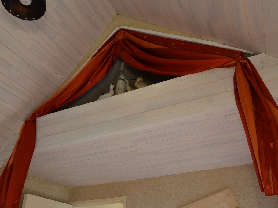 Chambre au RDC avec un lit 90x190 cm et rangements. Belle hauteur sous plafond