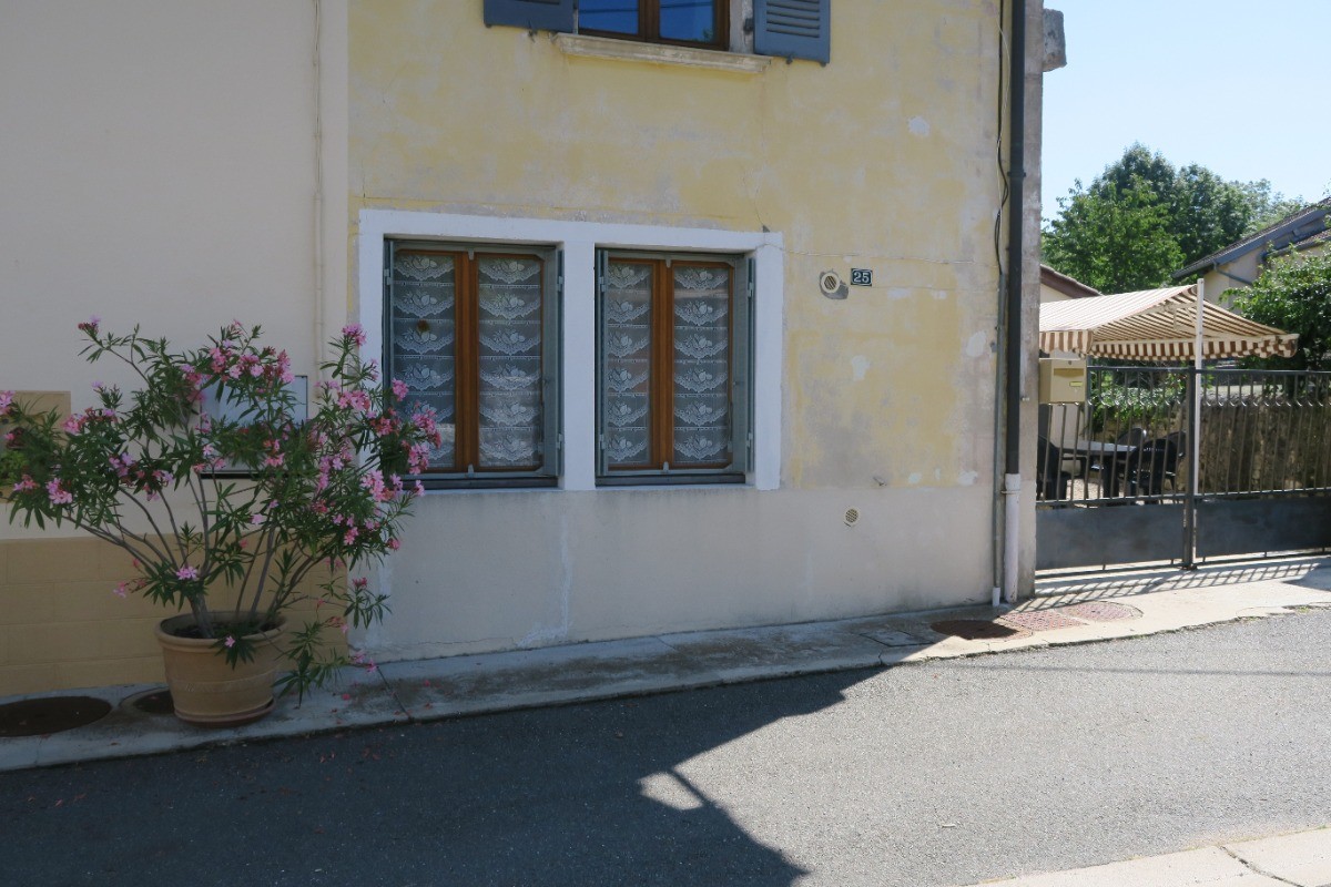 Vue extérieur de la maison et de la terrasse attenante