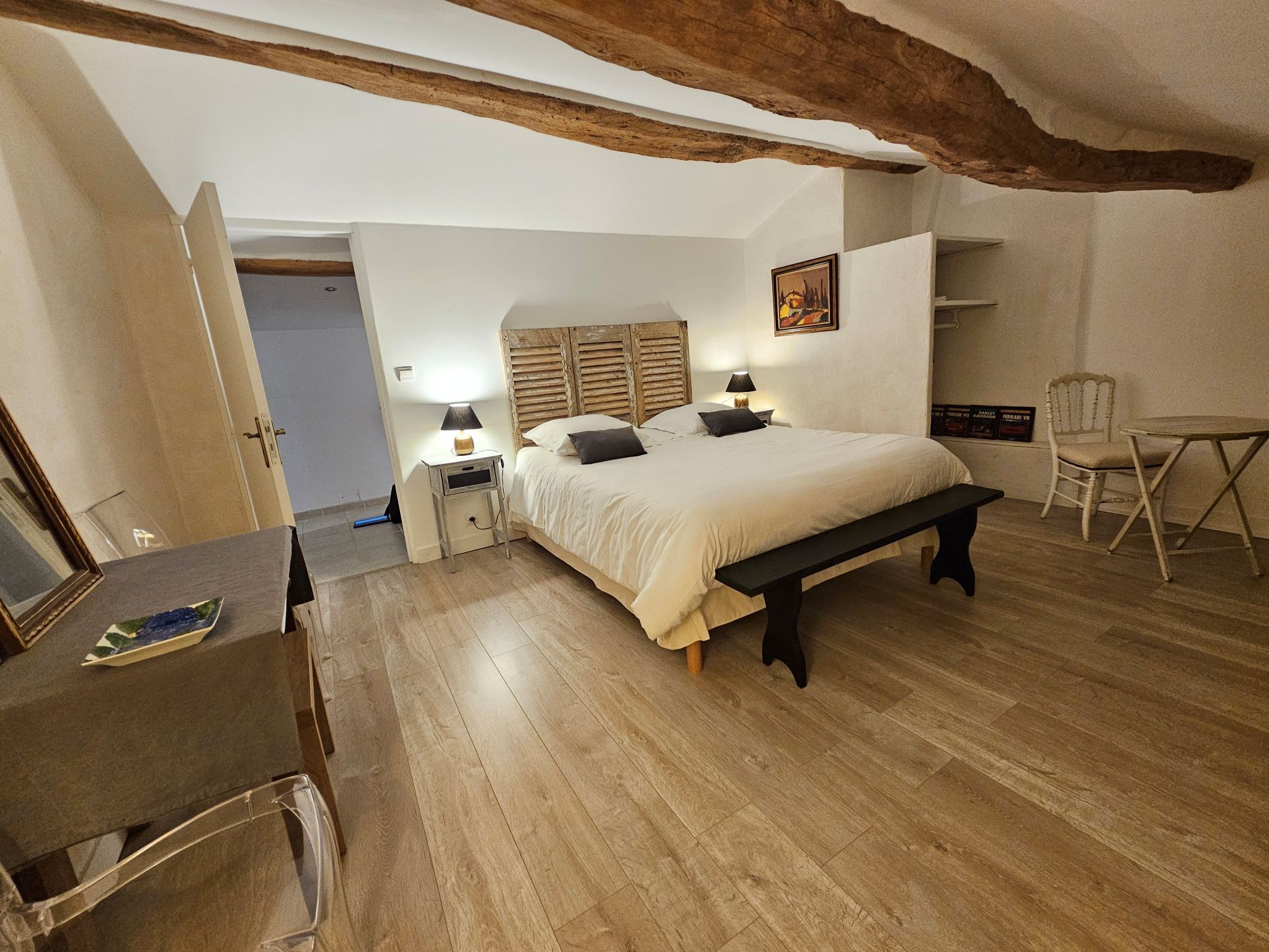 Grande chambre avec un lit de 160 à côté de la salle d'eau et des toilettes