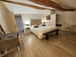 Grande chambre avec un lit de 160 à côté de la salle d'eau et des toilettes