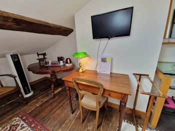 Espace bureau et TV - Chambre Claude le Lorrain, chambres d'hôtes Le Val du Roy