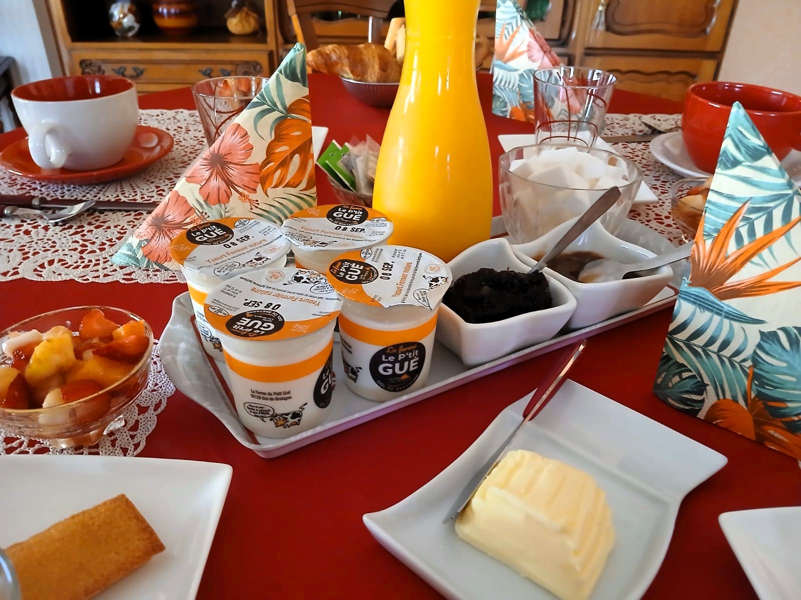 Gourmet breakfast with a range of breads and pastries, fresh local produce, seasonal fruit and homemade jams. And if you're staying a few nights, Marie-Paule will be delighted to give you a taste of her Breton specialities.