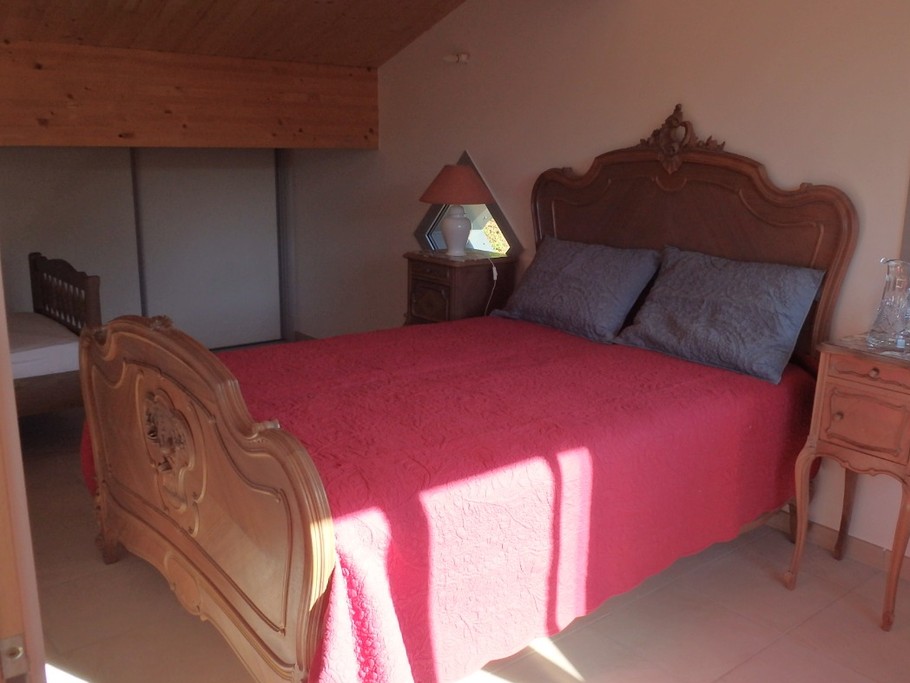 Chambre N°1 avec un lit de 140X190 et un lit 90X190