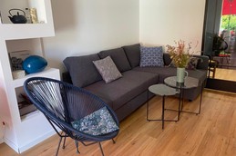 Côté salon et son canapé convertible