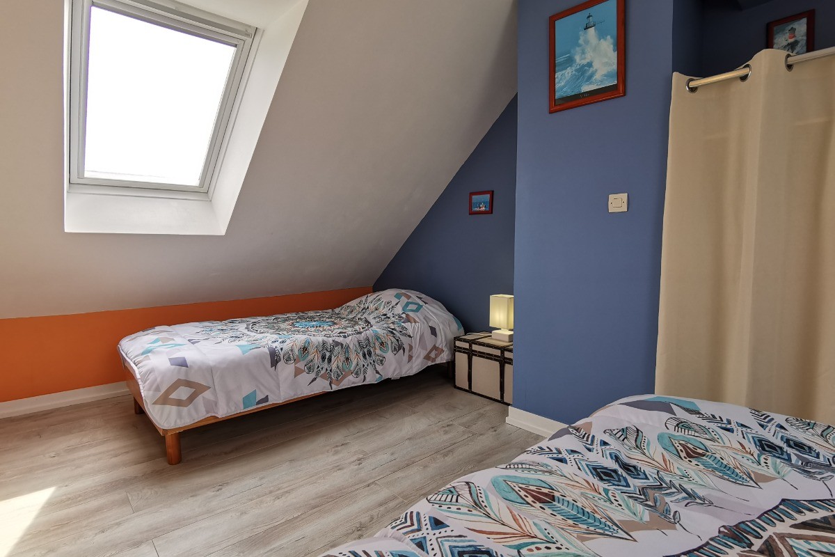 Etage: chambre 2 avec lit 90