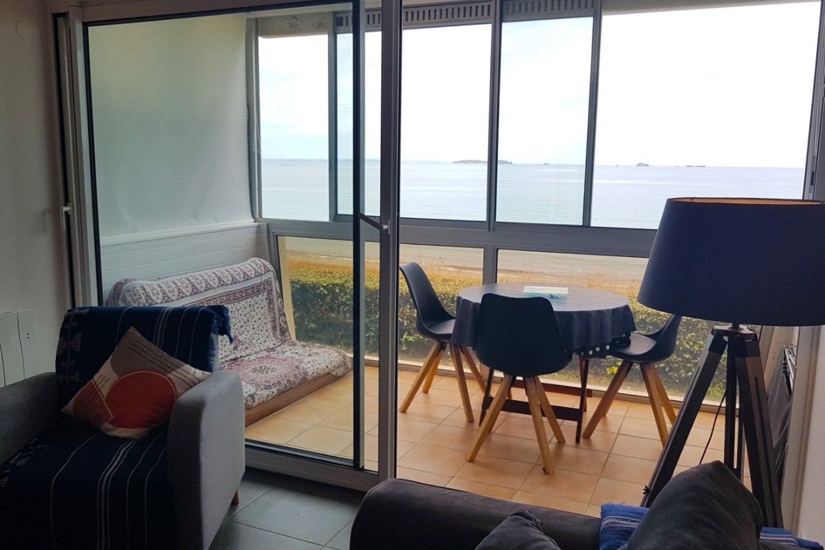 La pièce de vie avec coin cuisine aménagée et toute équipée, coin séjour, coin salon, et véranda.
Appartement entièrement refait à neuf en 2024.