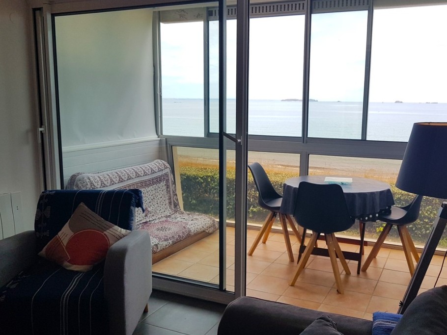 La pièce de vie avec coin cuisine aménagée et toute équipée, coin séjour, coin salon, et véranda.
Appartement entièrement refait à neuf en 2024.