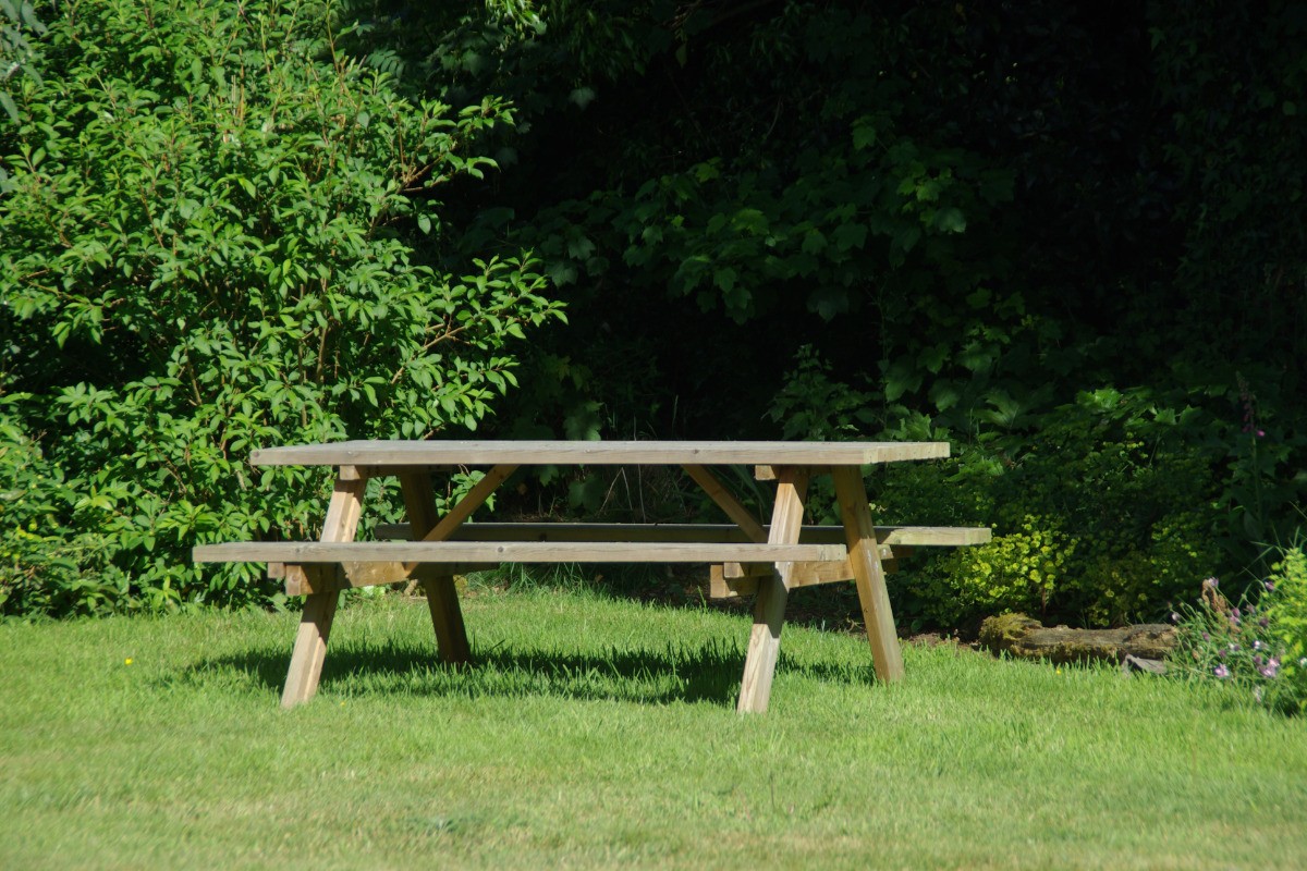 Maison, location Clévacances Bourbriac (Côtes d'Armor, Bretagne) -table de jardin
