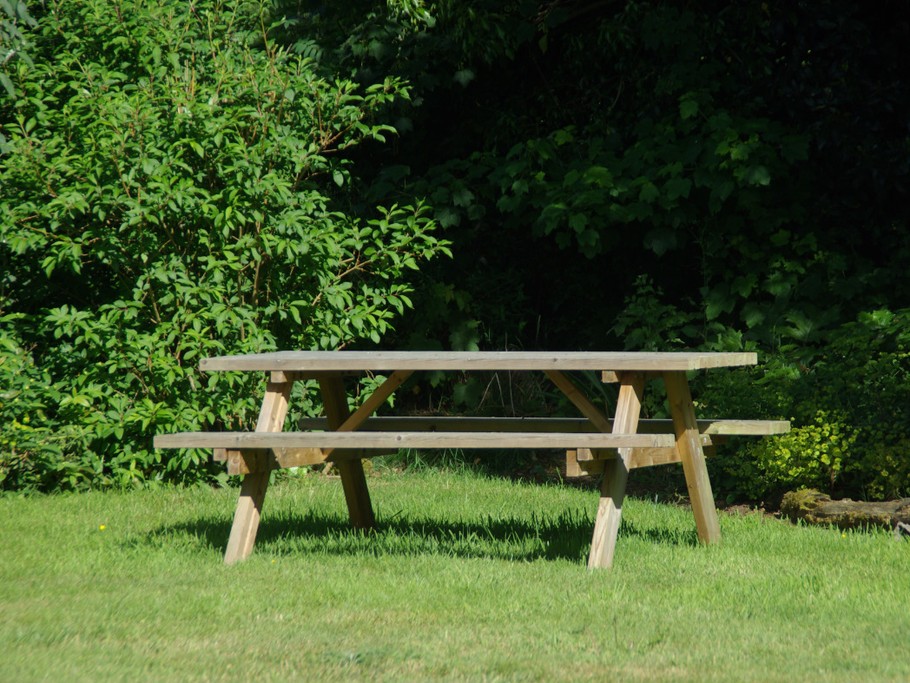 Maison, location Clévacances Bourbriac (Côtes d'Armor, Bretagne) -table de jardin