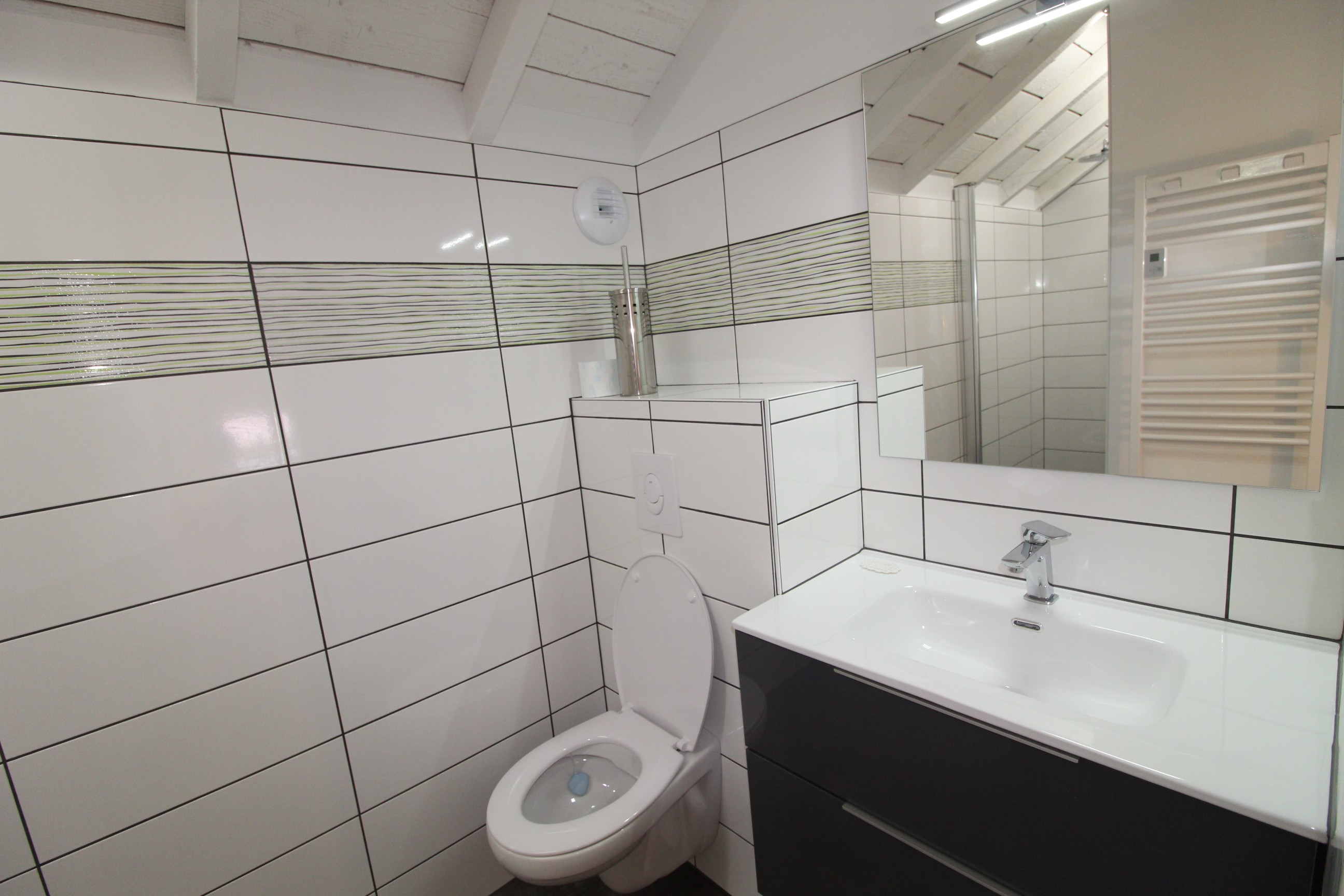 Salle d'eau dans la chambre n°2 - Gîte Le Hangar 67 à Saulxures-sur-Moselotte – Location atypique proche lac