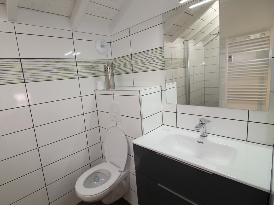 Salle d'eau dans la chambre n°2 - Gîte Le Hangar 67 à Saulxures-sur-Moselotte – Location atypique proche lac