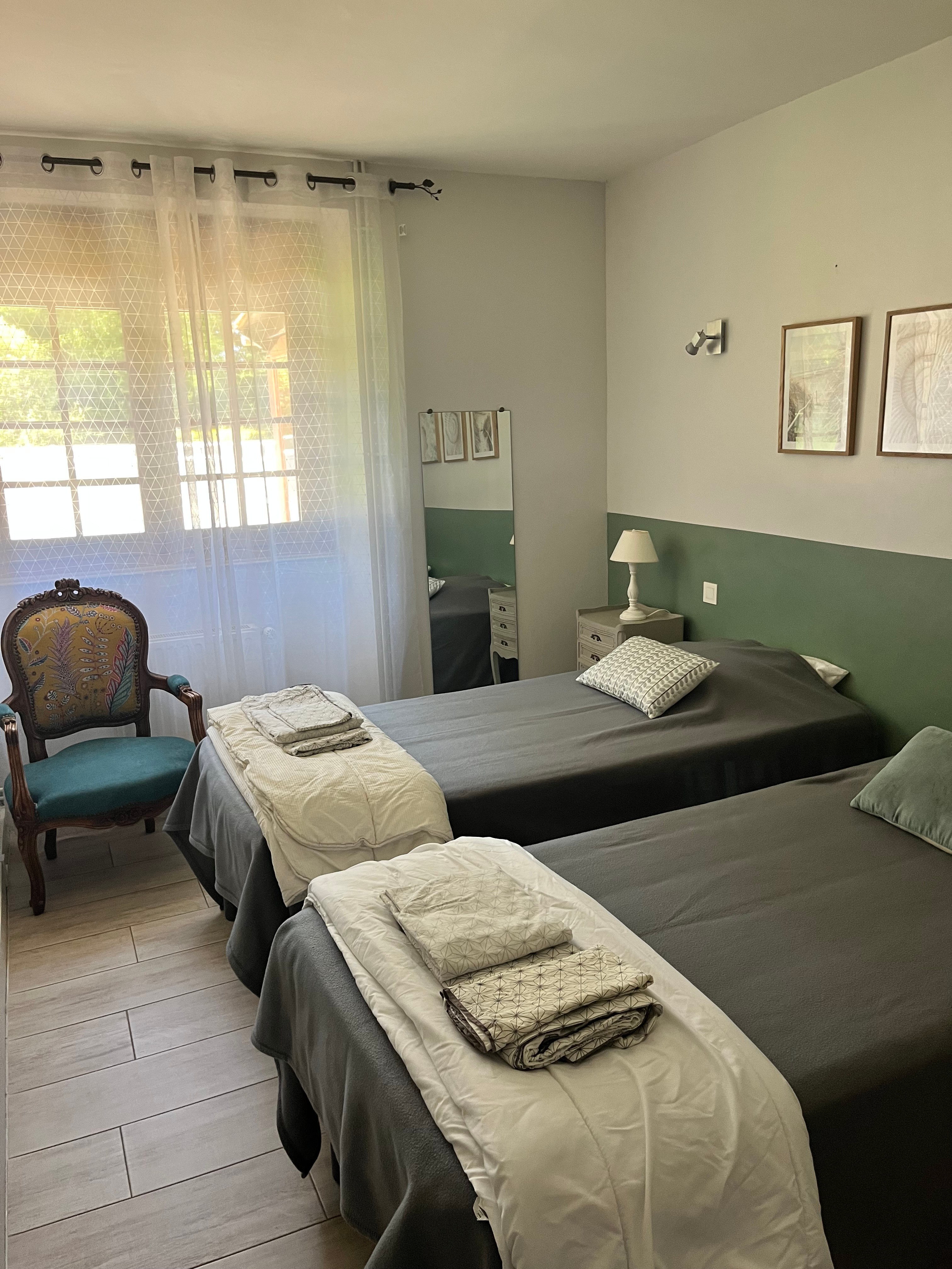 chambre avec vue jardin, dressing et fauteuil