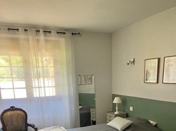 chambre avec vue jardin, dressing et fauteuil