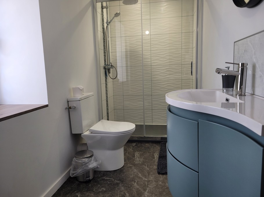 Maison Clévacances Plouézec - salle d'eau 1er étage douche et WC