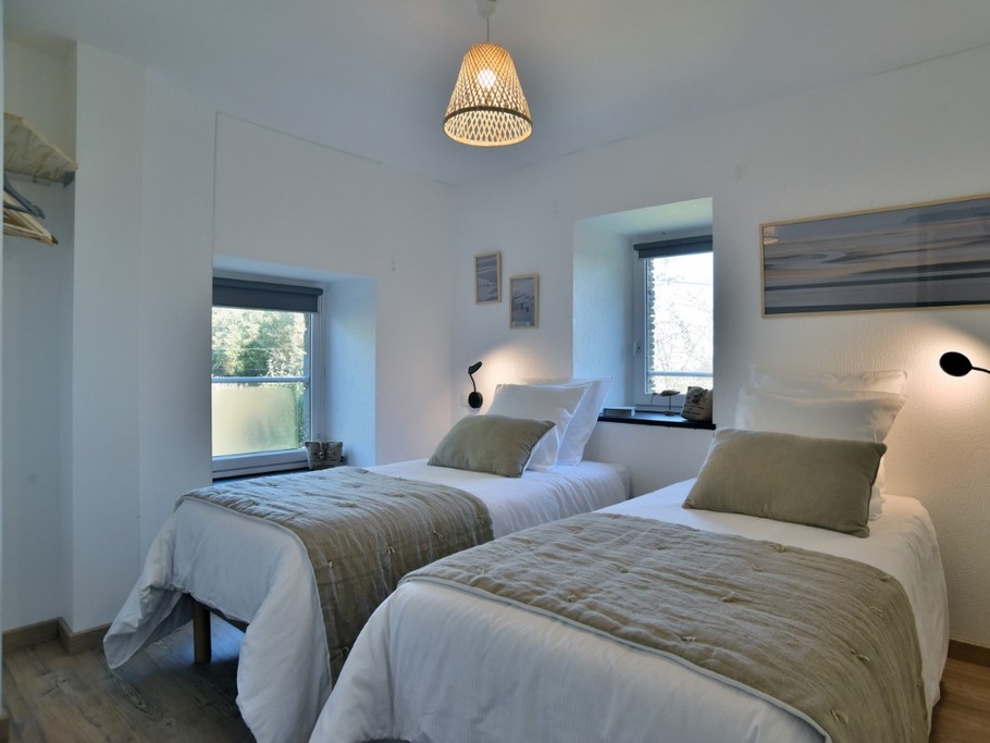 Chambre Côté Baie pour 2 personnes au 1er étage (2 lits 90*190 cm), avec salle d'eau et WC communicants.