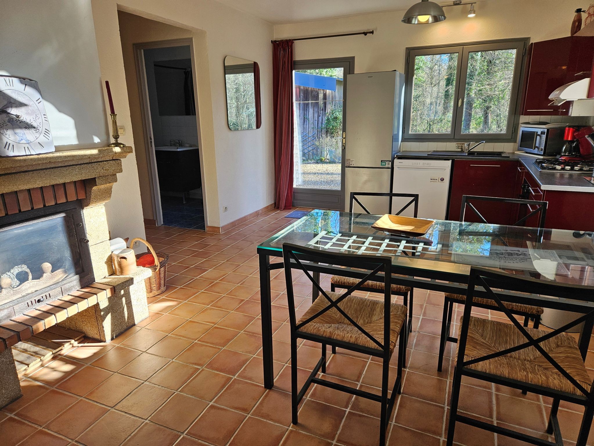 La pièce principale baignée de lumière