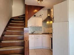 location Clévacances, Loguivy-de-la-mer, le Barbu, la salle principale avec salle à manger et espace salon, ainsi que sa cuisine ouverte