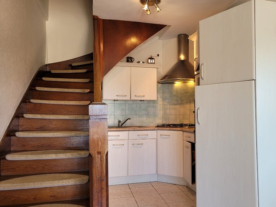 location Clévacances, Loguivy-de-la-mer, le Barbu, la salle principale avec salle à manger et espace salon, ainsi que sa cuisine ouverte