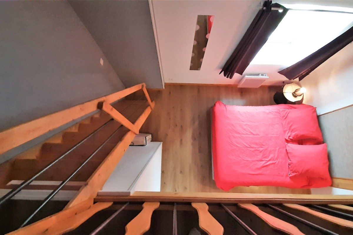 étage : chambre 2 avec mezzanine : 1 lit 2 pers. en 140x190 cm + 1 lit 1 pers. en 90x190 cm