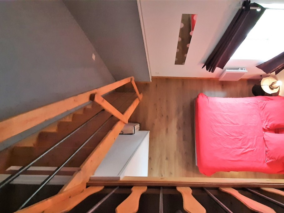 étage : chambre 2 avec mezzanine : 1 lit 2 pers. en 140x190 cm + 1 lit 1 pers. en 90x190 cm